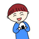 おにぎりを食べる男の子