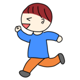笑いながら走る男の子