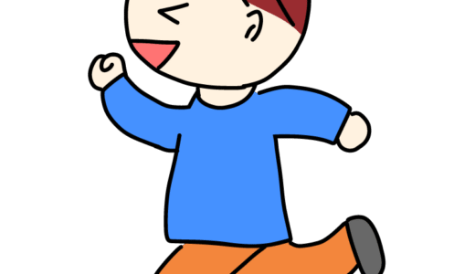 笑いながら走る男の子