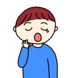 あくびをする男の子