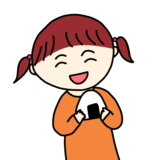 おにぎりを食べる女の子