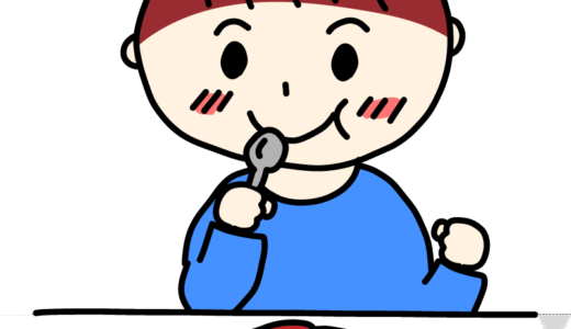 カレーを食べる男の子
