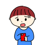 スマホを見て青ざめる男の子