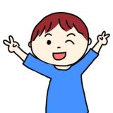 ダブルピースしている男の子
