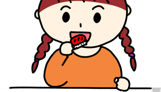 お寿司を食べる女の子