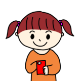スマホを見ている女の子