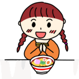 ラーメンを食べる女の子