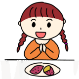 焼き芋を食べる女の子