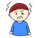 泣くのを我慢している男の子