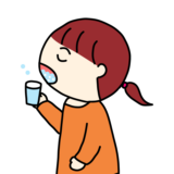 うがいをしている女の子