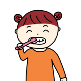 歯磨きしている女の子