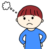 腰に手を当てて考える男の子