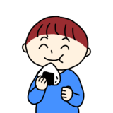 おにぎりを食べる男の子