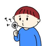 たんぽぽの綿毛で遊ぶ男の子